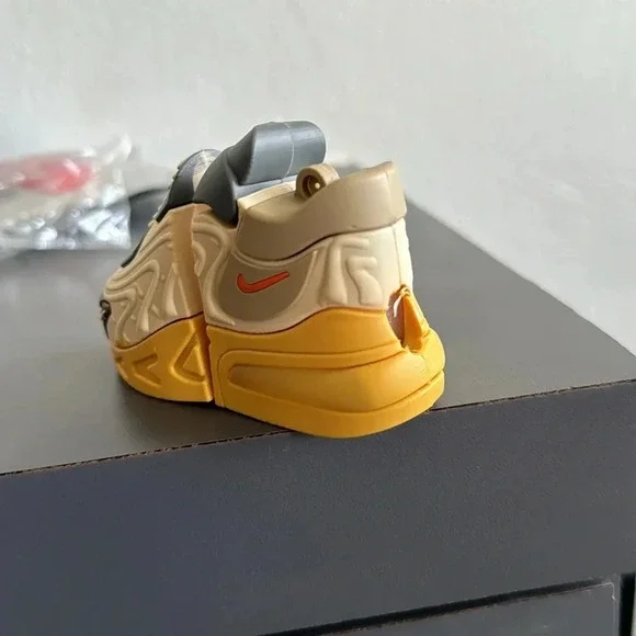 Nike Shoes Cover EarPods | 1/2 generation - Picture 3 of 4